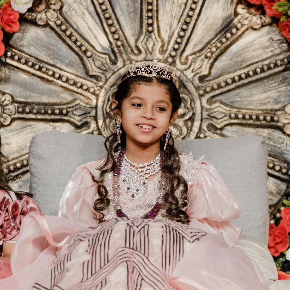 Devanshi嘅父母更表示，個女一直渴望成為一位女修士。