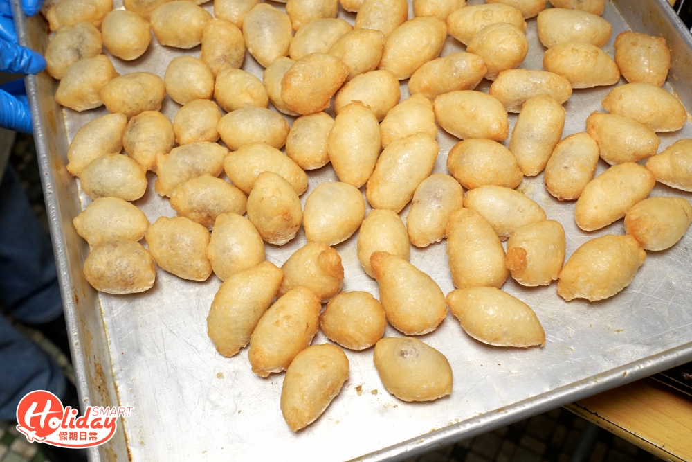 豆沙軟角其實是廣東傳統賀年點心，因為看似元寶，寓意「金銀滿屋」，是以糯米皮包裹着豆沙餡的油炸小食，不論是外型或口感也像鹹水角，外皮炸到金黃色脹卜卜，咬開是帶軟糯煙韌口感，以豆沙作餡。