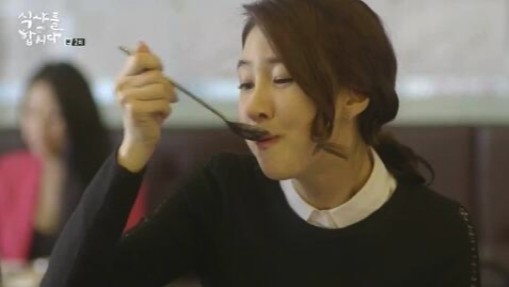 與長輩吃飯要注意餐桌禮儀。