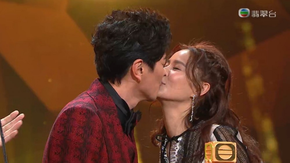 蕭正楠同黃翠如頒獎禮上公開放閃