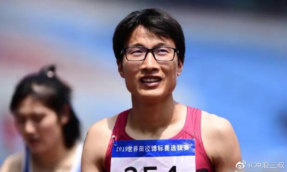 外界屢屢認為佢以男性身份參賽，即使獲金牌亦飽受非議