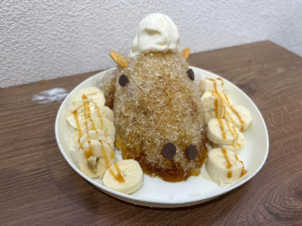 店內提供逾50款鹹甜食物,主食有義大利麵、簡餐、披薩、開胃甜點和飲料,還有以水豚主題食物