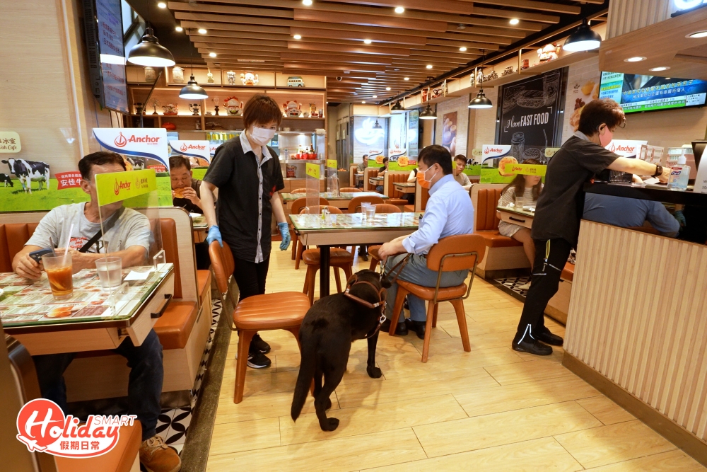 一直致力傷健共融的Kim亦指出社會上的歧視問題依然存在，他分享曾經因為攜帶導盲犬而被拒進入餐廳。