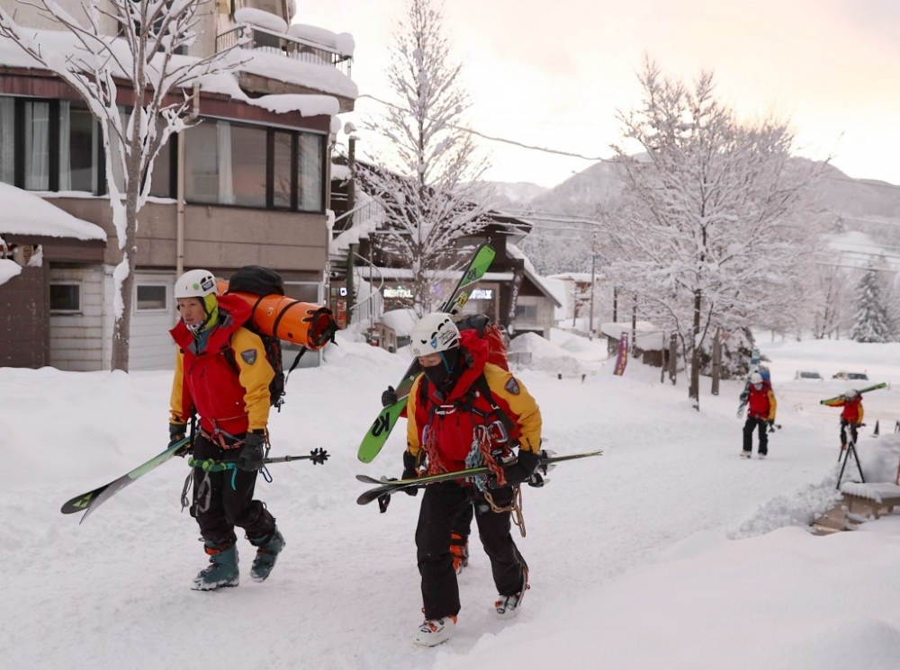 日本當局派員到滑雪場協助搜索失蹤的人士