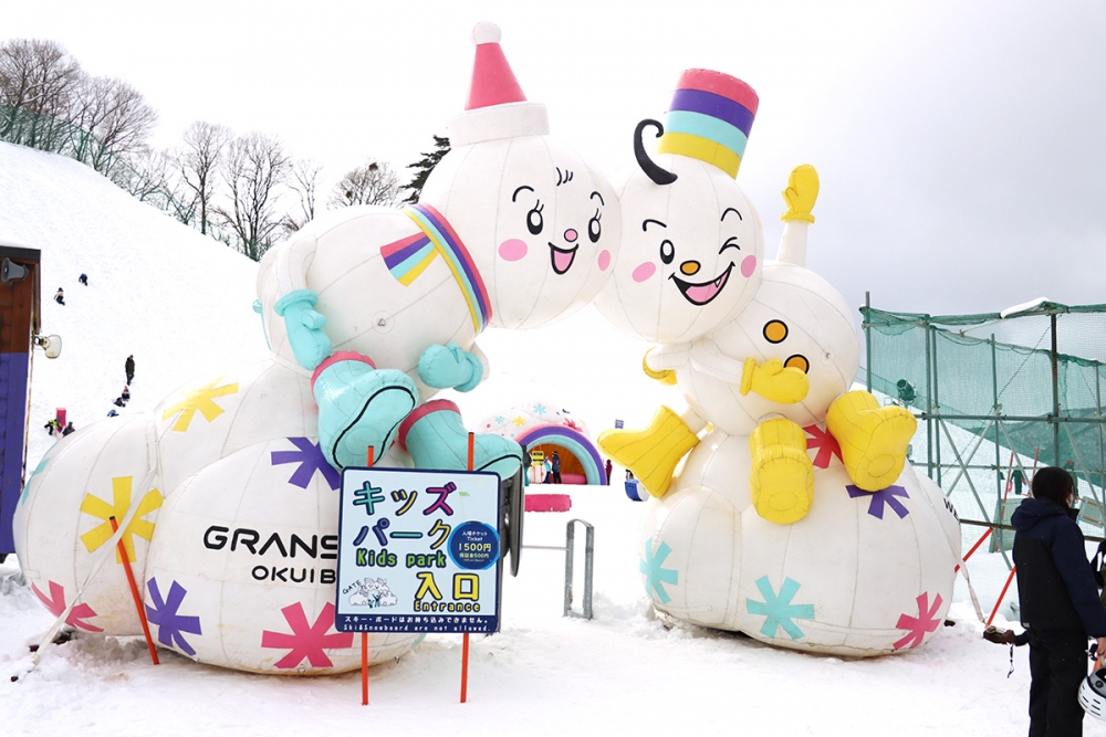 滑雪場更設有日本最大型的室外兒童雪樂園！