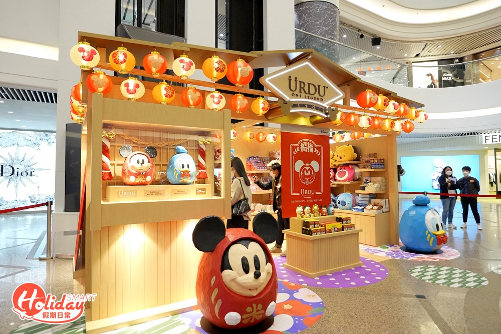 打卡後，不妨到商場2樓中庭的期間限定店，可以與門前的1米高達摩造型的米奇和唐老鴨打卡！