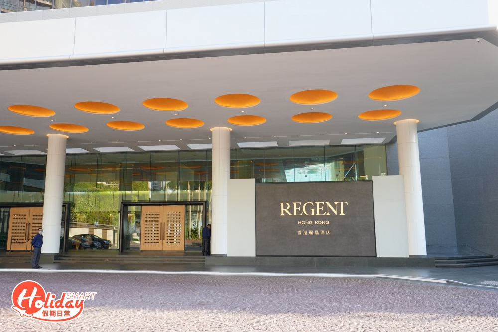 香港麗晶酒店（前身為香港洲際酒店）於2020年5月開展為期30個月的翻新工程，終於在去年底重新開幕，其中4間經典餐廳率先登場，包括港人至愛的自助餐餐廳「港畔餐廳」 、高級扒房「The Steak House」 、前稱欣圖軒的米芝蓮二星中菜「麗晶軒」以及「大堂酒廊」，其中一向在Buffet界享負盛名的自助餐廳「港畔餐廳」是一大亮點，剛開幕已經日日爆場，見到晚市訂位已經預約滿座至3月尾便知道有多巴閉。