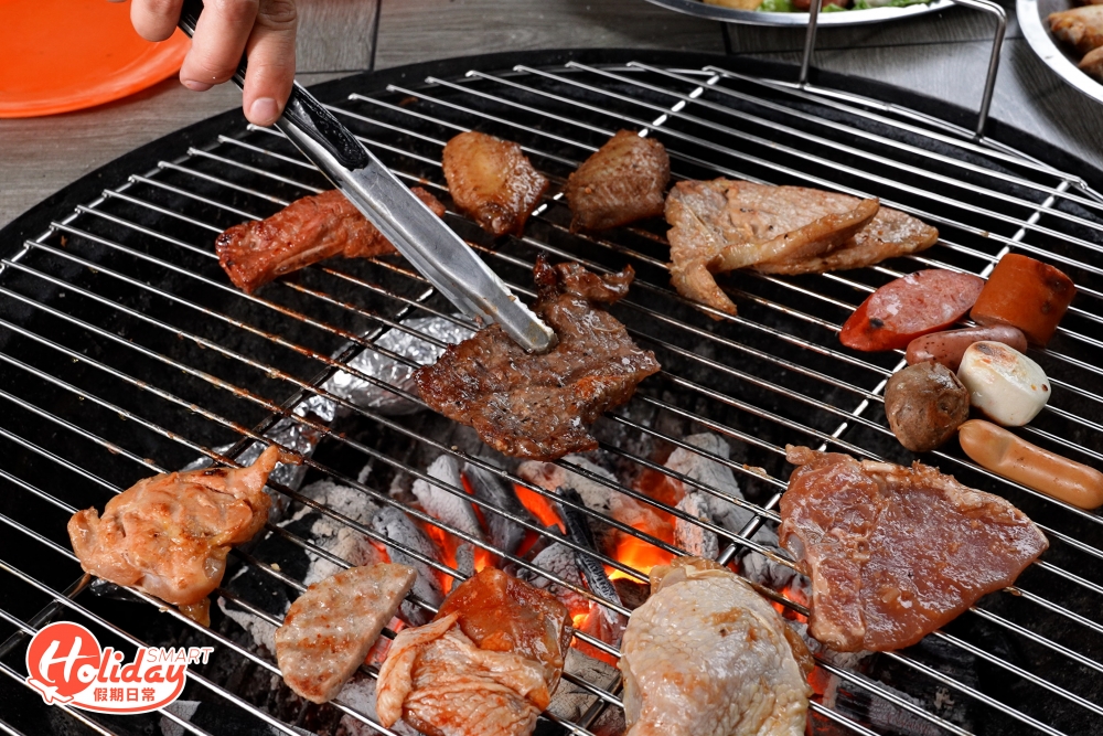 與燒烤叉相比，網燒其實時比較難控製火候，而整個網最熱是中間位置，建議將肉類放在外圍，如果是屬快熟的扒類，例如是牛扒或較薄的豬扒等可以放在中間最猛火的位置，大約燒10秒就反轉扒類，不斷反轉直至扒類表面變乾身，就不會出現食物癡網的情況。