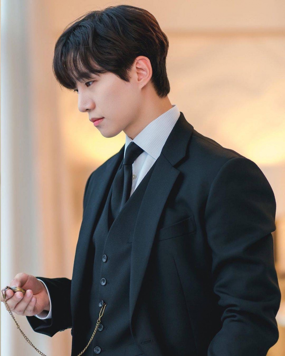 李俊昊飾演無法忍受虛假微笑的財閥接班人。