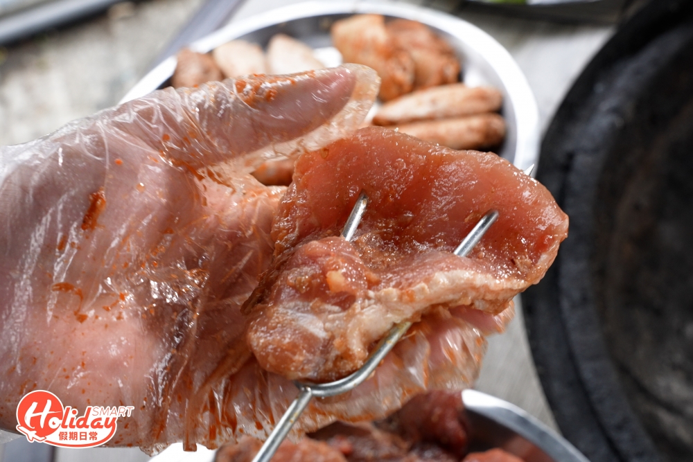 扒類不能同時叉入兩邊，否則容易跌落，應先將叉向內壓至窄身，如果是有骨的扒類，可以先由骨位開始叉起，之後以S型將整塊扒叉穩固。