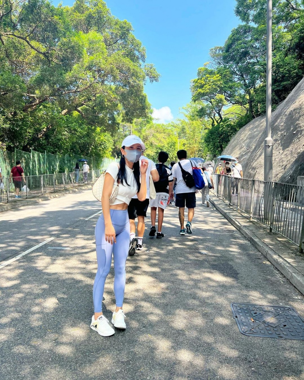 Coffee卻反擊稱佢由柴灣行到山頂，之後又去放風箏，著運動衫褲係好合理。