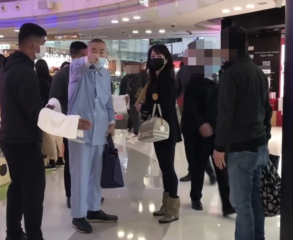 大劉稱佢出入都要扶住咁行，仲話地下有錢佢依家都執唔到。