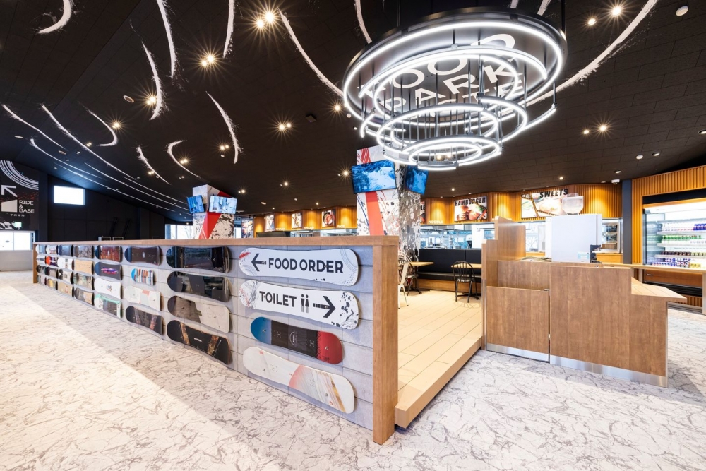 滑雪場內共有3間餐廳，空間十分寬敞～