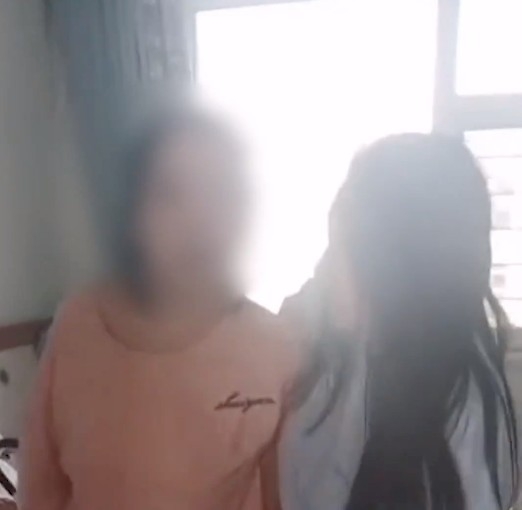 吳女士表示妹妹係喺2019年入院生BB起佢就照顧到依家,已有3年幾。