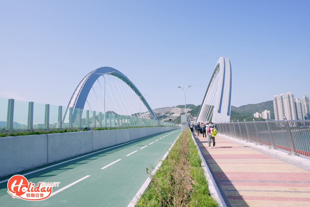 由將軍澳海濱出發，沿著往調景嶺方向，跟著指往「跨灣大橋」路牌的方向出發，大約10分鐘左右已經到達第一站—「將軍澳跨灣大橋」。