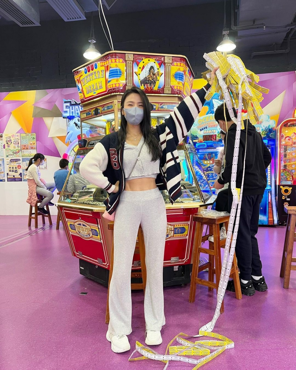 Coffee除咗教瑜伽之外更推出個人品牌，平時去到邊都會以運動裝束出現，堪稱「瑜伽褲代言人」！