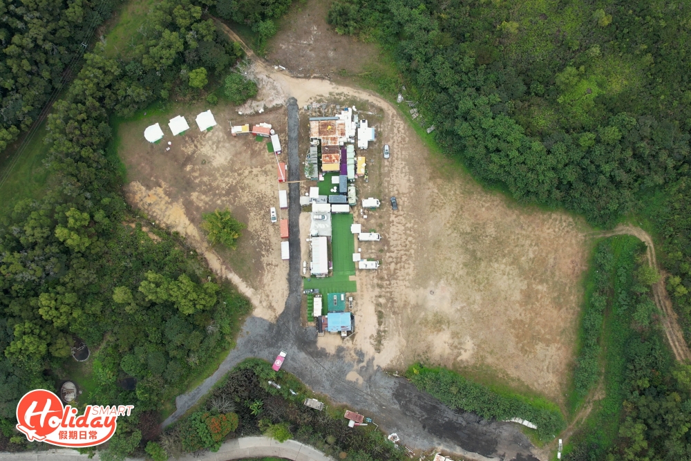 今次介紹的「綠行鳥營地」位於元朗大棠,位置毗鄰大棠有機生態園及大棠楓香林,佔地約8萬呎,營地空間相當大,劃分成4個區域,分别是露營區、露營車區、森林小屋區及蒙古營區。