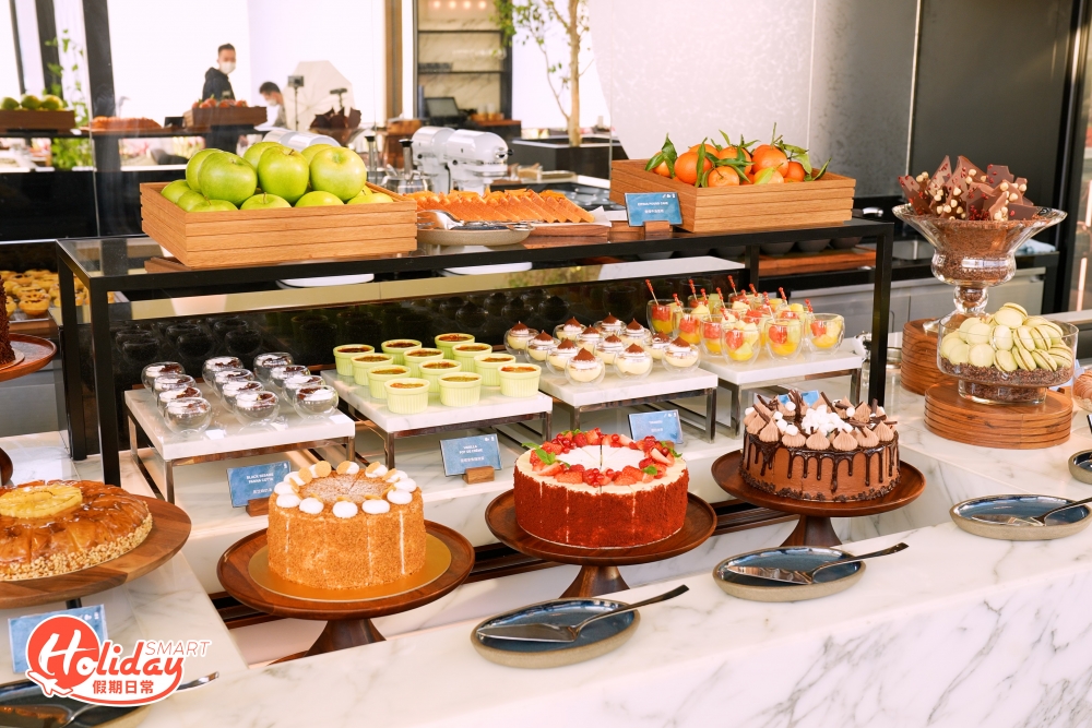 甜品款式每日多達30多款，特意主打美式原個蛋糕，引入坊間少見的法式聖托佩塔、特濃朱古力蛋糕、紅絲絨蛋糕等，打破傳統自助餐的細件蛋糕。