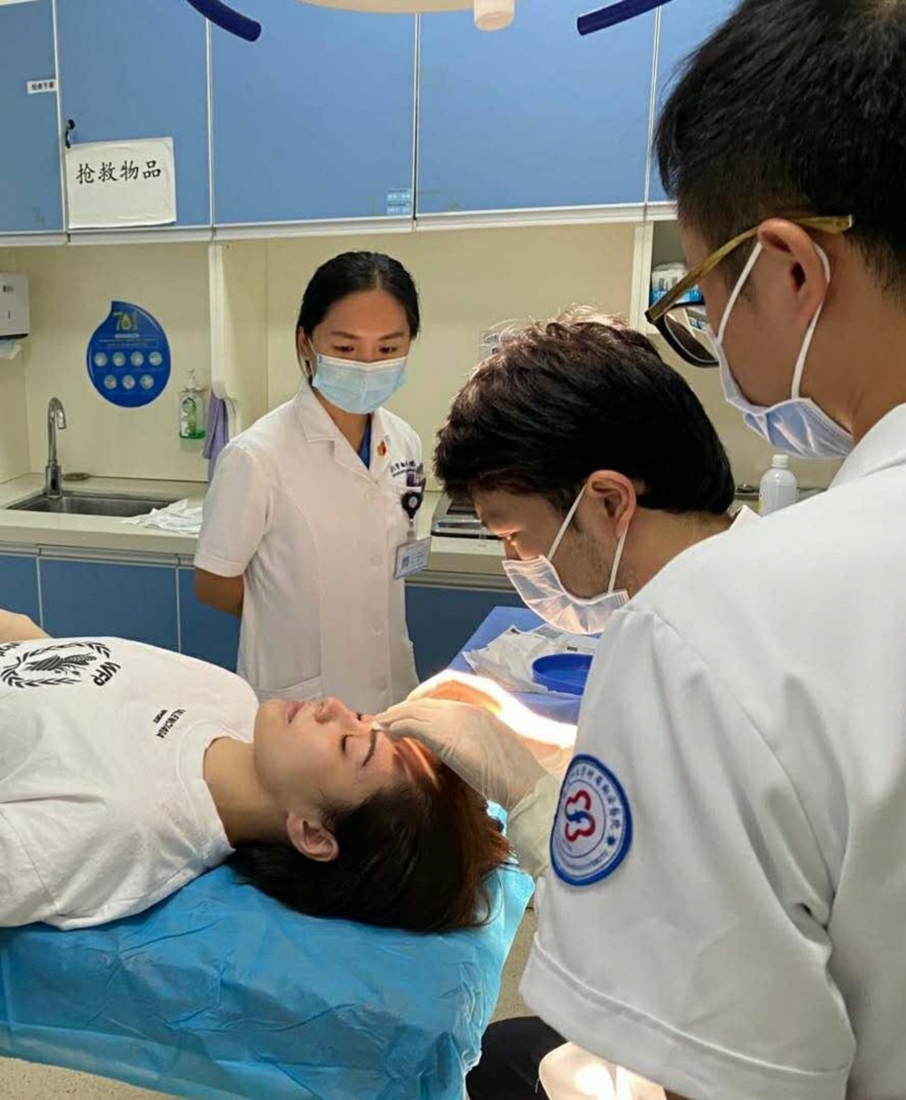 阿嬌受傷需縫上數十針。