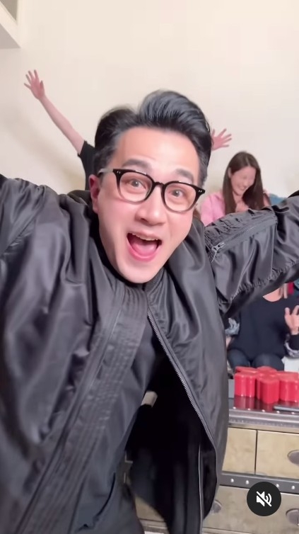 劉愷威戴咗黑框眼框，雖然有少少發福，但皮膚非常緊緻，又勁白反晒光