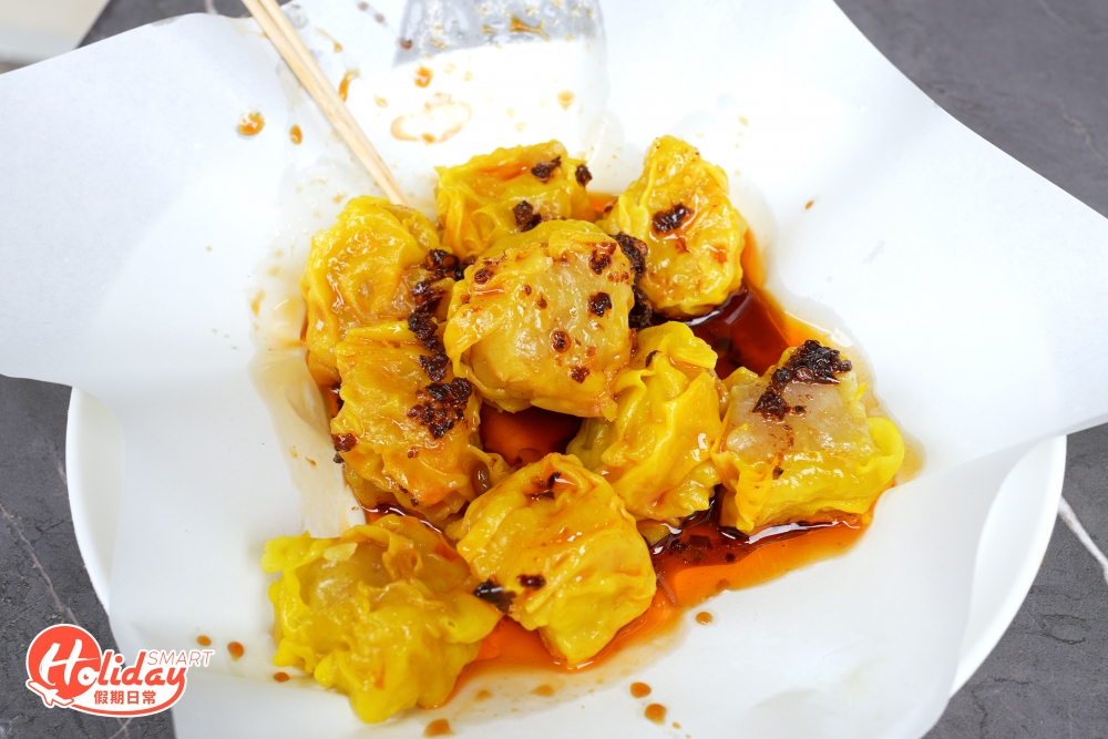 籠燒賣粒粒大小不一又扁塌塌，這可是手工燒賣的特徵。