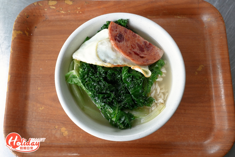 行到餓想休息一下，不妨到農莊士多叫一碗餐蛋麵，當中的蔬菜更是新鮮採摘，絕對是有機菜！