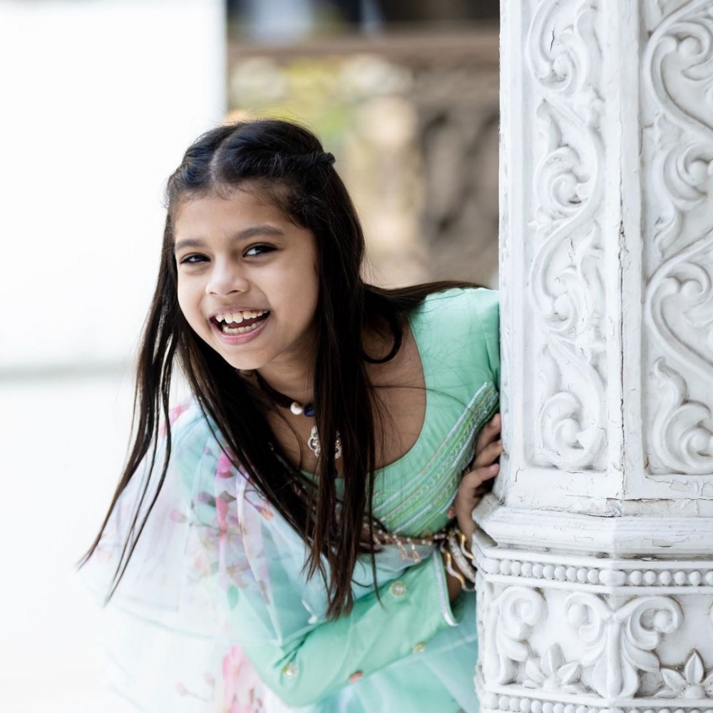 印度8歲女Devanshi Sanghvi選擇放棄繼承家業，出家成為耆那教嘅女修士。