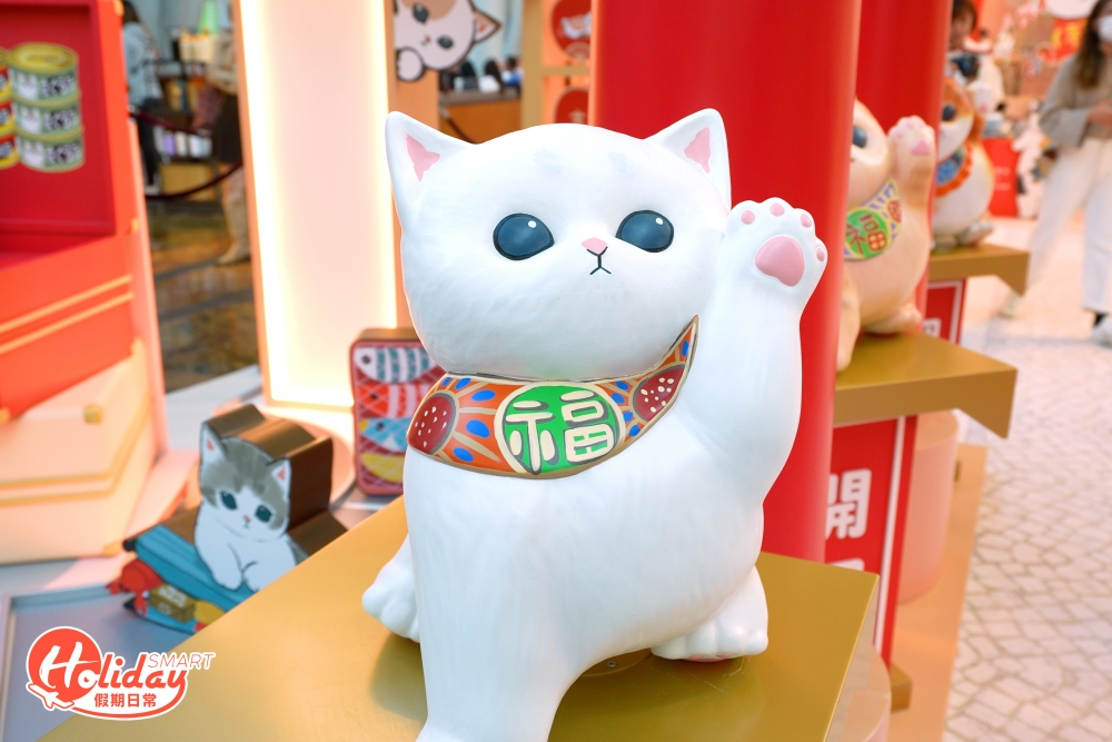 最為吸睛的朱紅鳥居是神社必影熱點，6隻可愛又巨型的mofusand把守在入口，更伸出肉球跟大家擊掌！