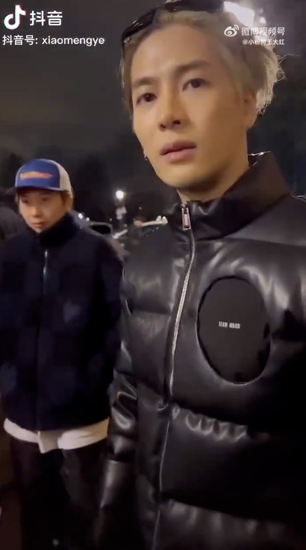 fans問Jackson:「甚麼時候回去?」Jackson即反問:「回去哪裡啊?」