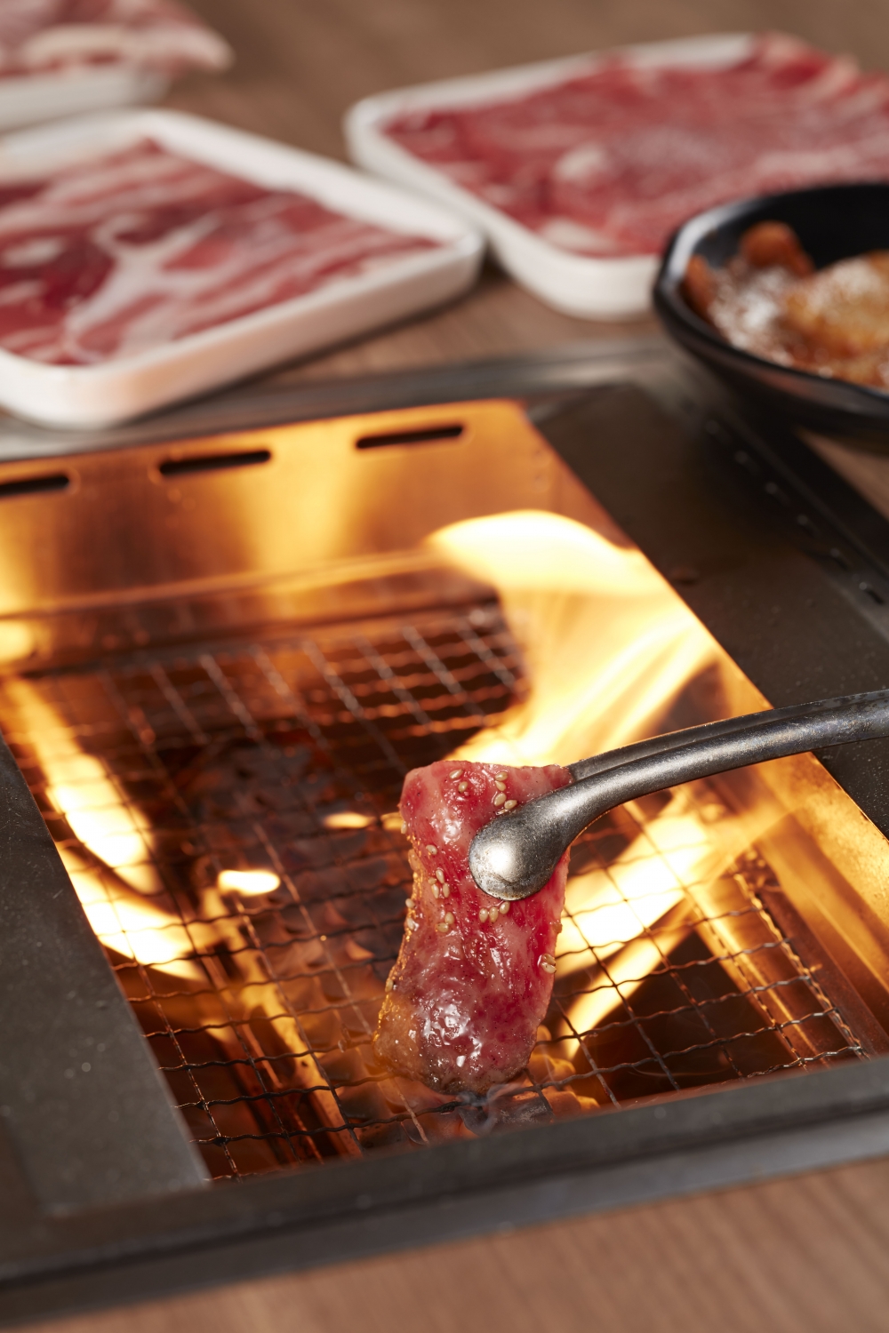 為慶祝新店開業，新店推出超抵開業限定優惠，由即日起至1月31日，堂食任何1款套餐，即可以$1優惠價，加購「牛胸花（50克）」或「骨間牛肋肉（50克）」1份，非常抵食！