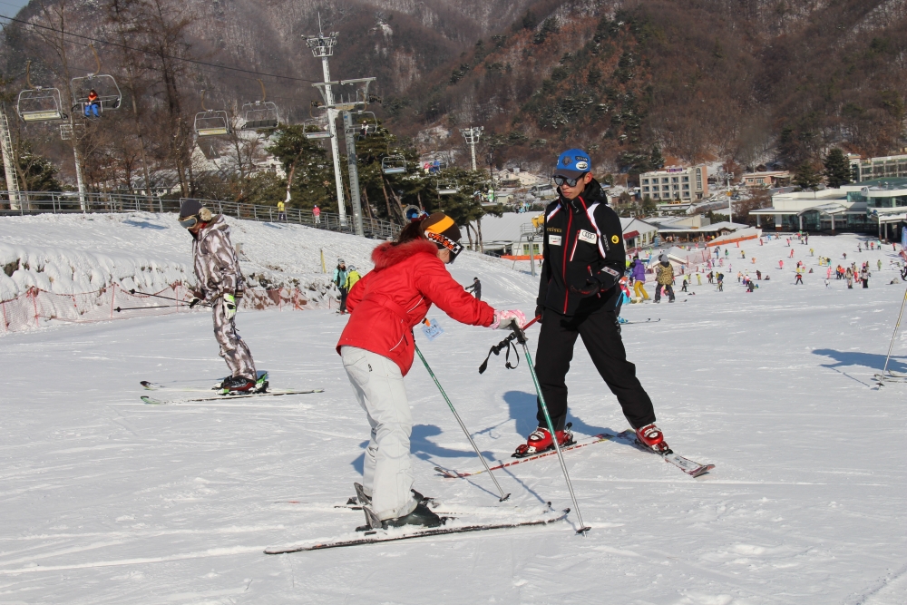 韓遊社同樣推出芝山滑雪體驗套票,廣東話及小班教學,就算係新手都能輕鬆掌握滑雪技巧!