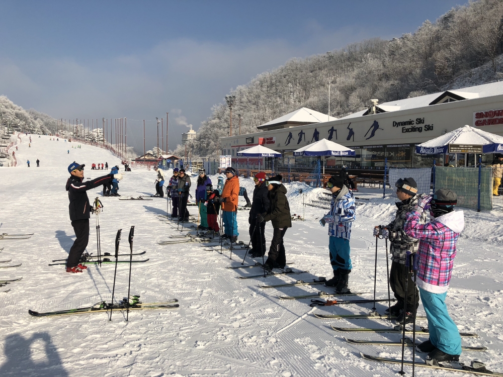 韓遊社推出滑雪優惠套票,包含專車接送、全套滑雪裝備、入門票等,仲可以選擇廣東話滑雪教練教學課程!
