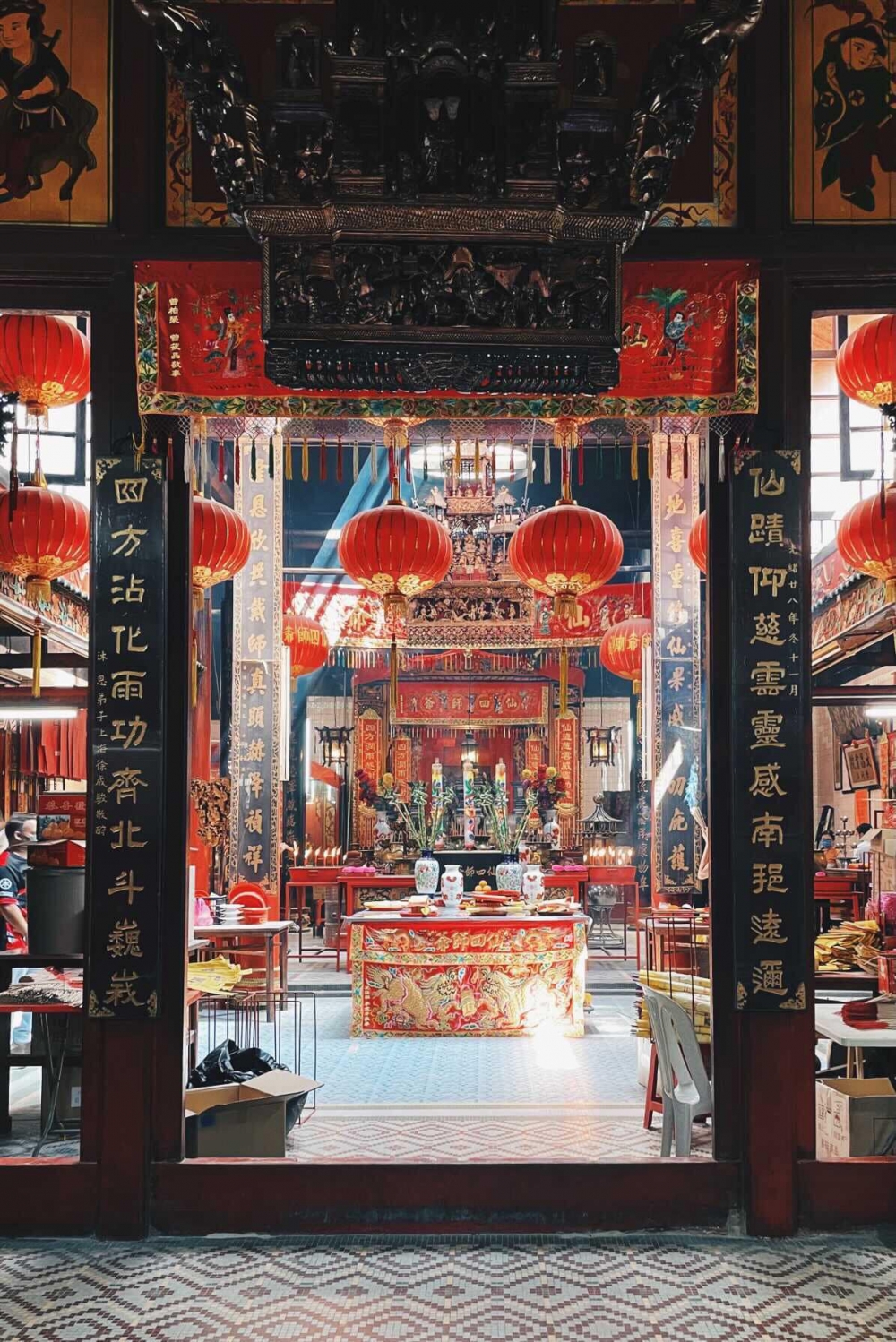 入廟時千萬不能腳踏門檻！