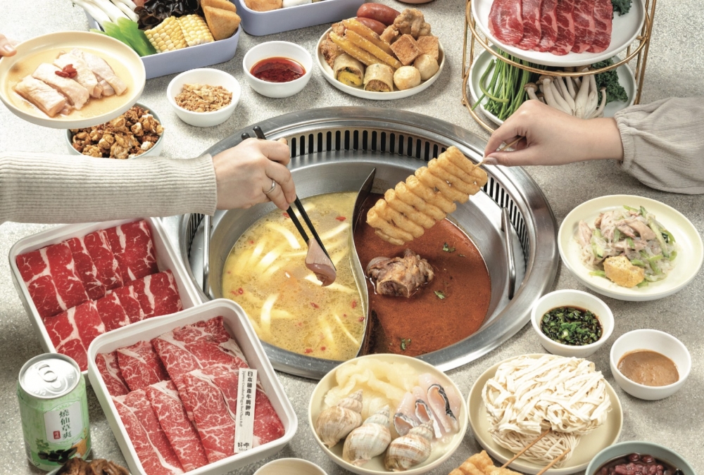 任食充滿店灣地道風格火鍋湯底,如令人食不停口的麻辣鴨血、養生必備的薑母鴨湯等,當中麻辣鴨血更可無限添加!