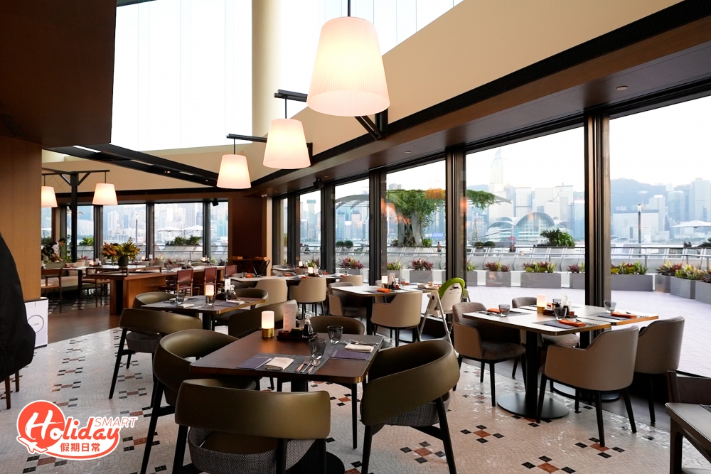 「港畔餐廳」位於酒店的下層，以高樓底兼落地大玻璃設計，採光度十足，坐擁維多利亞港無敵大海景，飽覽180度海景，日間室內充滿自然日光，一到夜晚即可觀賞到窗外璀璨的維港夜景，單是環境已經是賣點之一。