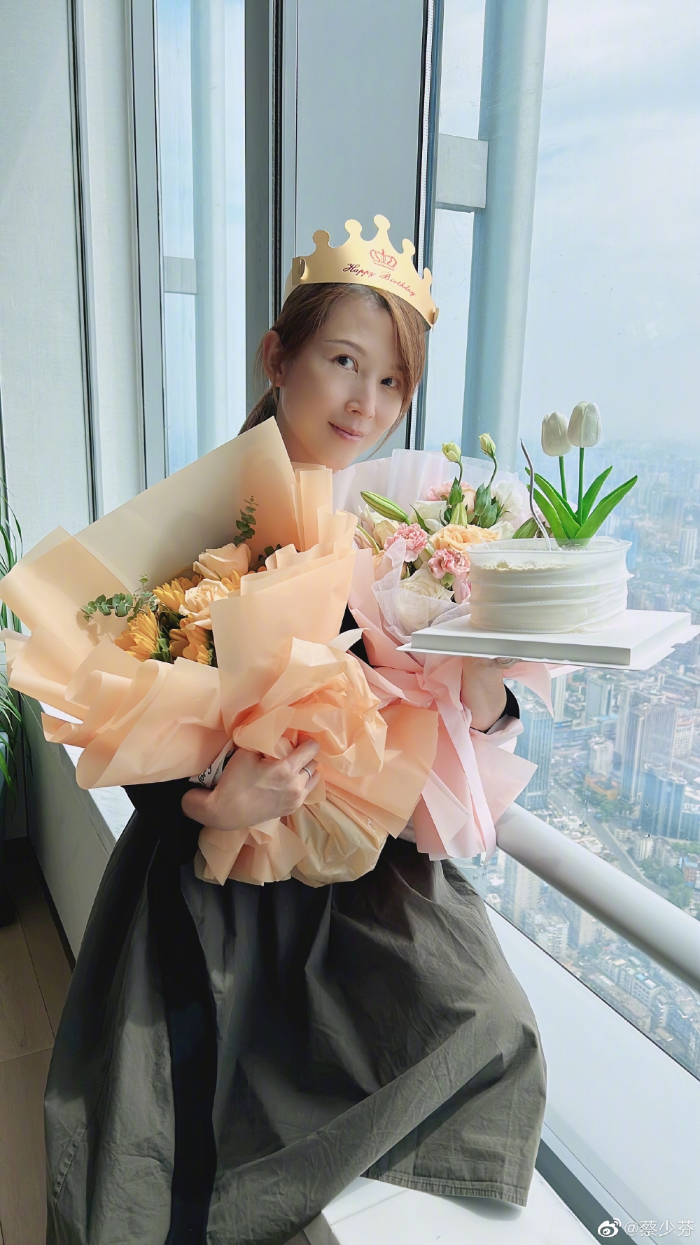 蔡少芬近日全家返港，佢同老公張晉慶祝結婚15周年。