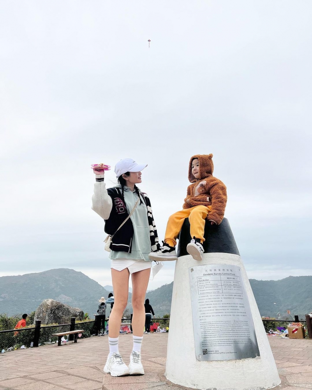 最近Coffee就同老公、仔仔一家三口去山上放風箏，以往行山都會著瑜伽褲嘅Coffee竟然「一反常態」無著到leggings