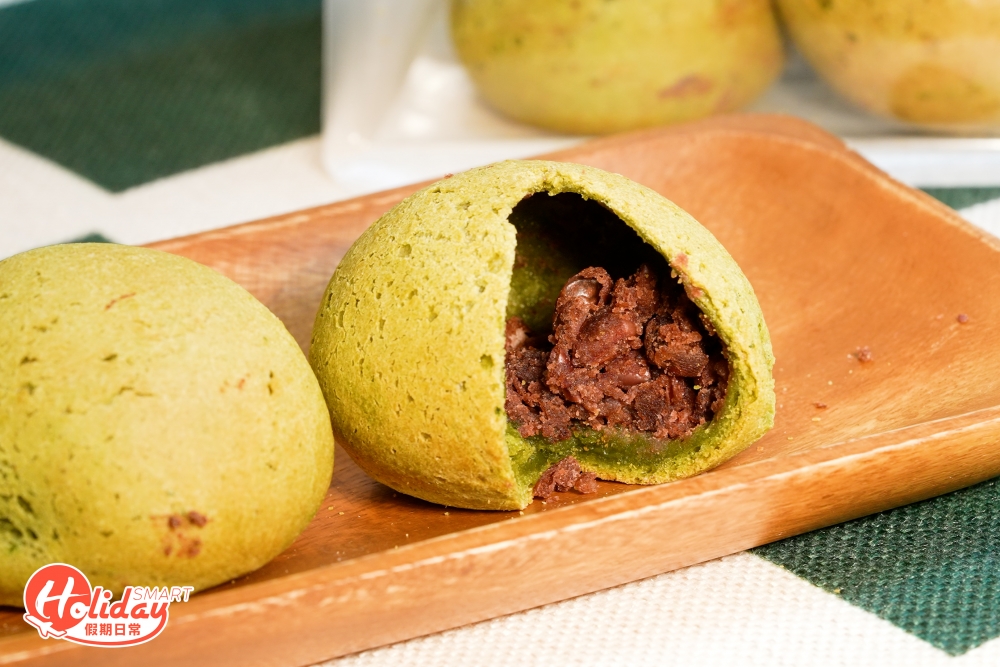 由於紅豆內餡均為自家熬煮而成，浸紅豆、煮紅豆均要花足一整天，所需時間極長，故數量有限，通常上午即售罄！