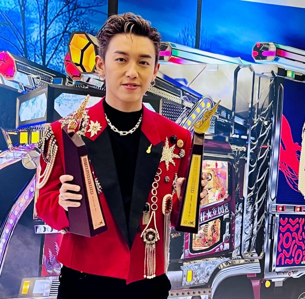 今年MC喺樂壇嘅成績表唔錯，連續獲「專業推介叱吒十大第二位」、「叱咤樂壇男歌手銅獎」