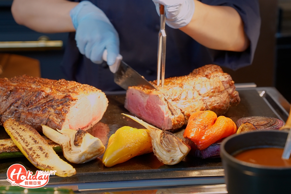 來到熟食區，菜式雲集環球料理，中式有9菜1湯、西式則至少7款，另有3款印度菜式，輪流供應多款新鮮出爐的烤肉，分別有烤西冷及烤羊鞍；其中烤西冷用上美國西冷，外層焦香，既香濃肉嫩又多汁juicy。