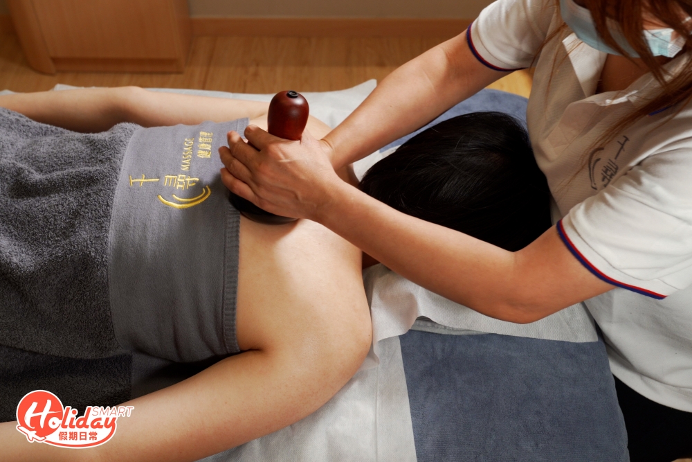 接下來再盡行坊間較少見的砭石按摩,以溫熱的砭石按壓不同穴位,具促進淋巴及血液循環之效。