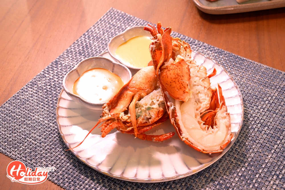 師傅更即席炮製部分美食，當中重頭戲不得不數蒸加拿大開邊龍蝦，龍蝦在奉客前會再輕?，更可選配荷蘭汁及蕃茄汁提鮮。