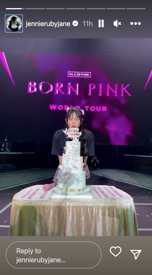 演唱會上已經有生日蛋糕環節，Jennie開心吹蠟燭