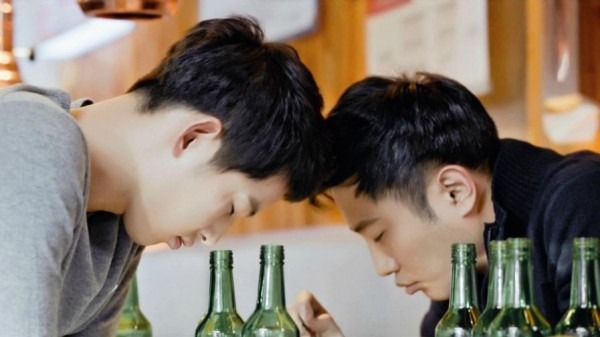 網民嘲笑男子：「要不是喝醉了應該也不會跳糞池」。