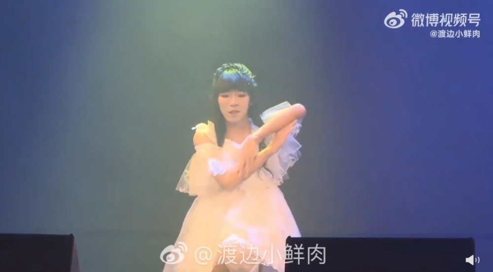 鈴鐺睇落十分享受女團嘅身份，著上公主裙等舞台服飾表演