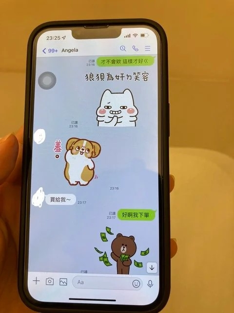 女網民表示,呢款柯基貼圖係佢同男朋友嘅情侶貼圖。