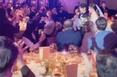 從出席婚禮嘅賓客IG可見,新人入場時,何傲芝老公就抱住一個BB