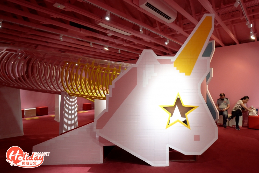 全館由14個多感官互動及打卡裝置組成，包括巨型粉色磁石牆、70年代新加坡遊樂場「Dragon Playground」、佈滿香蕉造型裝飾的「Banana Jungle」和以粉紅色綠洲為主題「California Beach」等。