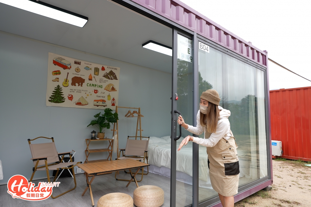 森林小屋區設有一排貨櫃屋仔,屋與屋之間會有一定距離,貨櫃裏面空間一眼看清,每間屋仔最多可容納4人。