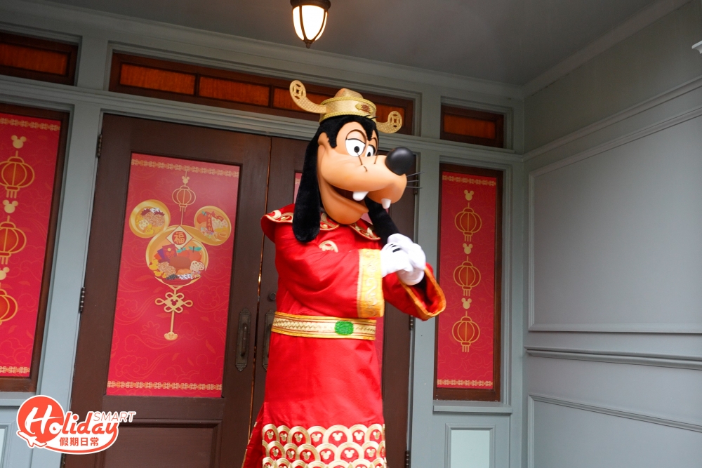 米奇、米妮、唐老鴨和高飛等，也會打扮成財神為大家送上祝福。